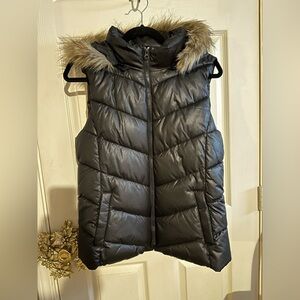 Gap hooded puffer vest. Size Medium, Black with tan & gray black faux fur.